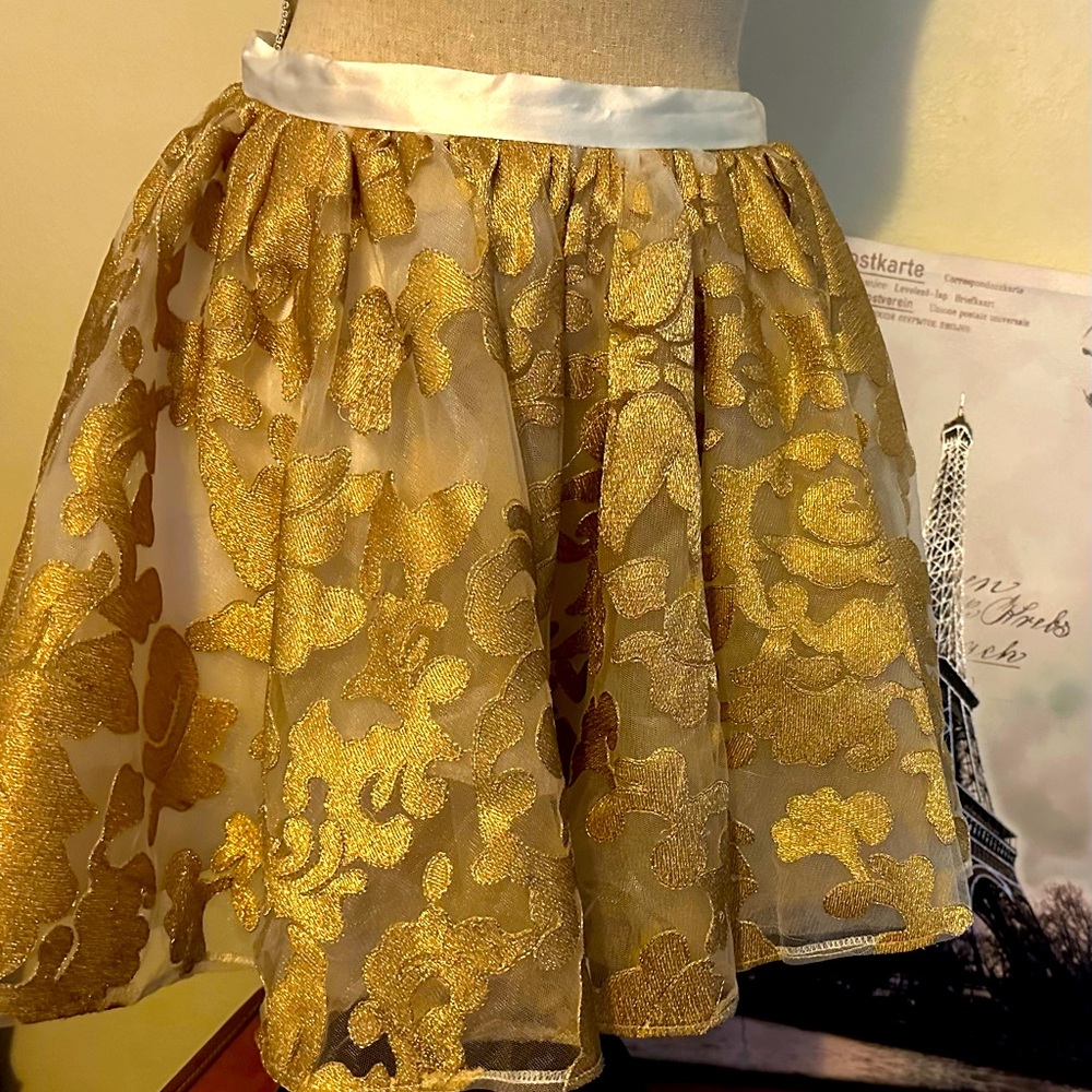 EUC white lined mini skirt size 16 with gold threaded material & netting.